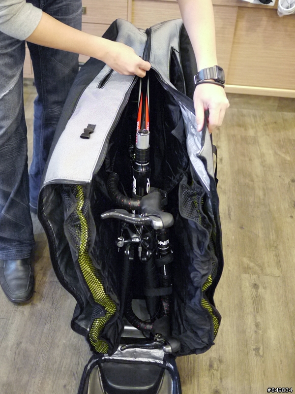 [安裝教學]  豪華級的自行車行李箱Biknd Helium，長途旅行必備。