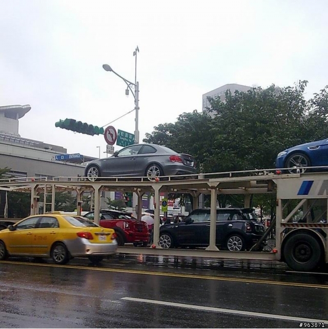 2011台北世貿車展  車輛進駐