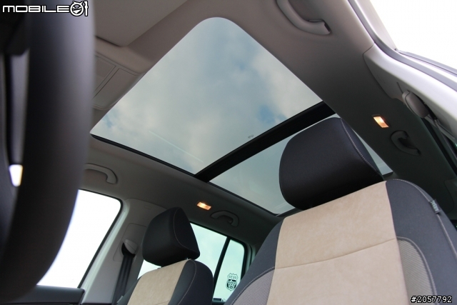 (開箱了) 2012 TIGUAN TSI S&S 天窗+多功能方向盤+倒車顯影+遠光燈輔助系統+米黑內裝....一次呈現]