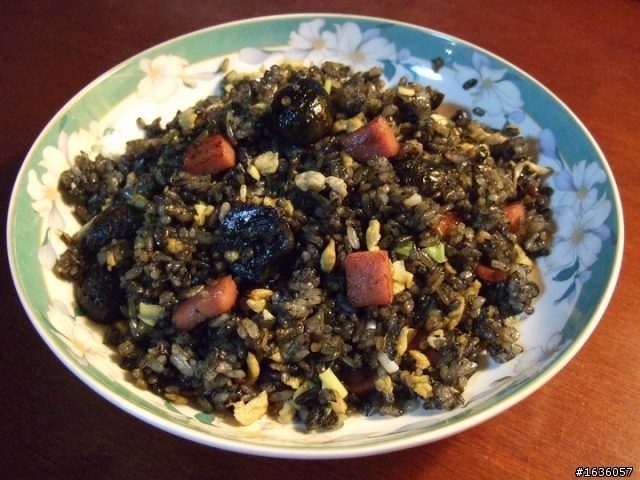[暗黑料理] 墨汁炒飯