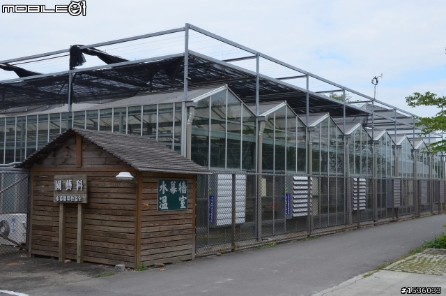 正在屏東佳冬農校品嘗咖啡，忽然接到業代來電，就直接開車前往高雄大中生活館看Luxgen 5。