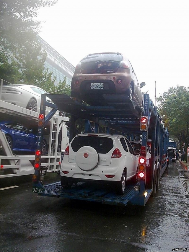 2011台北世貿車展  車輛進駐
