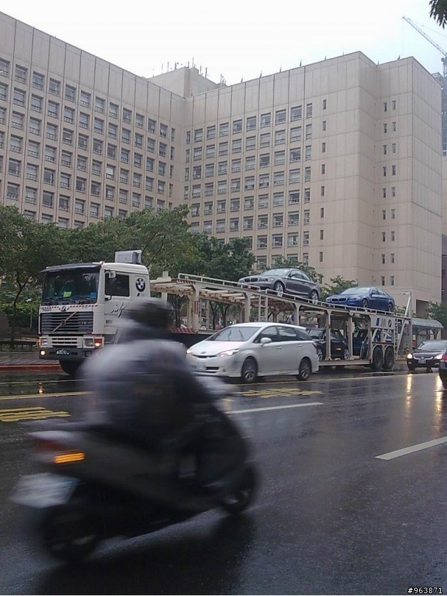 2011台北世貿車展  車輛進駐