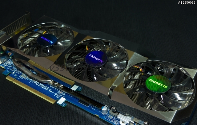[HD6870 開箱] GV-R687OC-1GD 並 [評估]"升級顯卡"的效益？