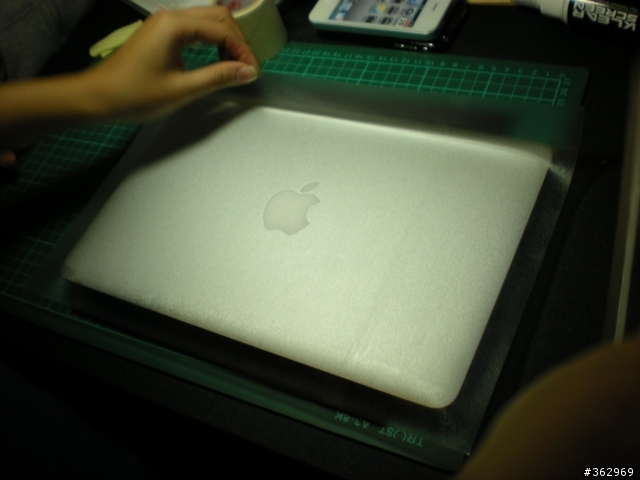 [圖解]正妹教你包膜，麻豆MacBook Air 11"。
