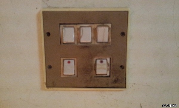 牆壁上的電燈開關，我可以增加插座嗎？