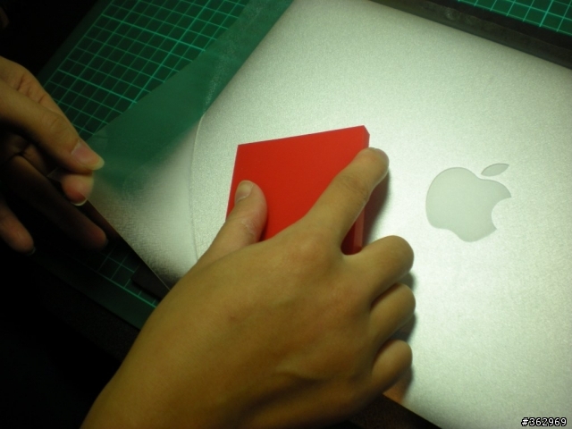 [圖解]正妹教你包膜，麻豆MacBook Air 11"。