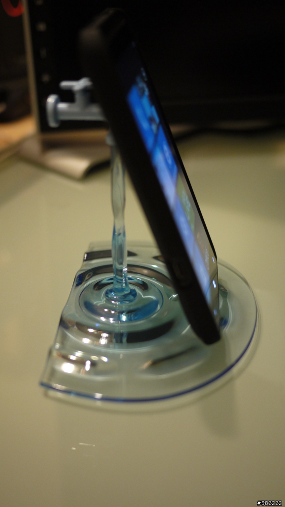 HTC 4.7吋泰坦 台灣大芒果開箱~(*从'∀')♪゛大芒果吞掉Galaxy Note/iPad/MAC air!