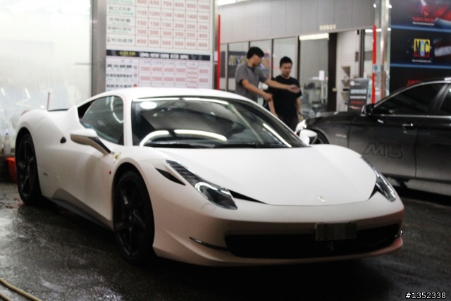 Ferrari  458 消光白馬