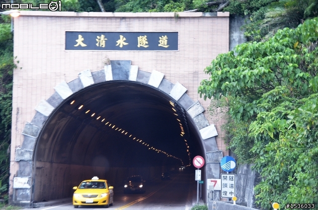 開著Luxgen SUV行駛在蘇花公路上，感受大自然的鬼斧神工，壯闊之美。