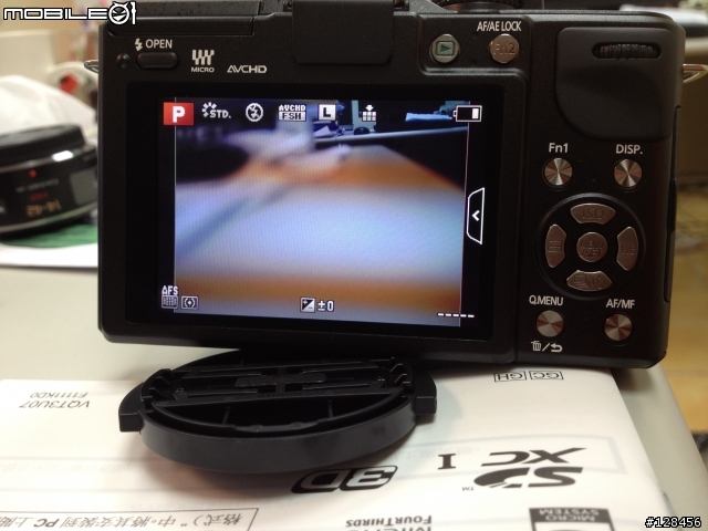 GX1+20mm f1.7  怪事發生，LCD成像有黑影？煩請高手釋疑，感恩~ (已解決)