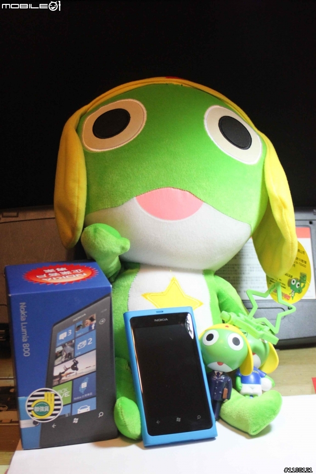 【開箱】新春開工歡樂開箱~ Nokia Lumia 800!!!!