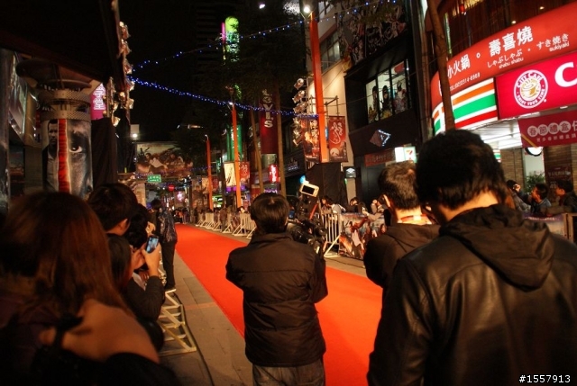 【SUV特技表演 圖多多!】參加痞子英雄首映會，看到趙又廷的英雄車！