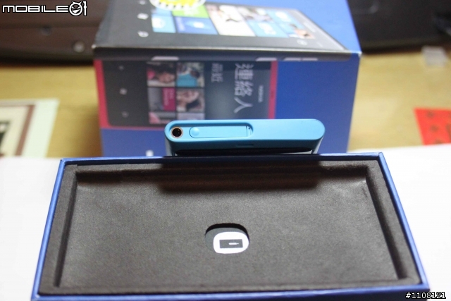 【開箱】新春開工歡樂開箱~ Nokia Lumia 800!!!!