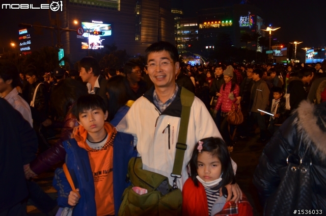 等得有點久的新年煙火：Luxgen 5進駐高雄夢時代迎接跨年倒數，2012年新年快樂！