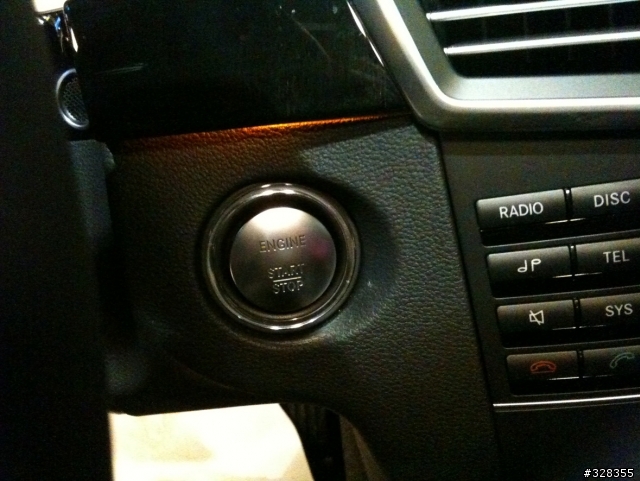 W212 E250 2012 Model 開箱,用 iPhone 3GS 照的,抱歉,畫質很差,改天再用 D90 補拍