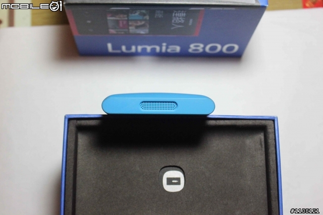 【開箱】新春開工歡樂開箱~ Nokia Lumia 800!!!!
