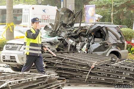 開車飛來拒馬，教授命危