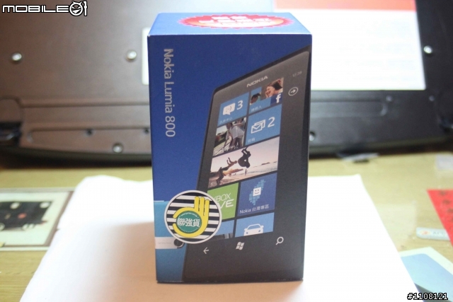 【開箱】新春開工歡樂開箱~ Nokia Lumia 800!!!!