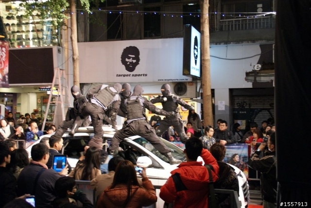 【SUV特技表演 圖多多!】參加痞子英雄首映會，看到趙又廷的英雄車！