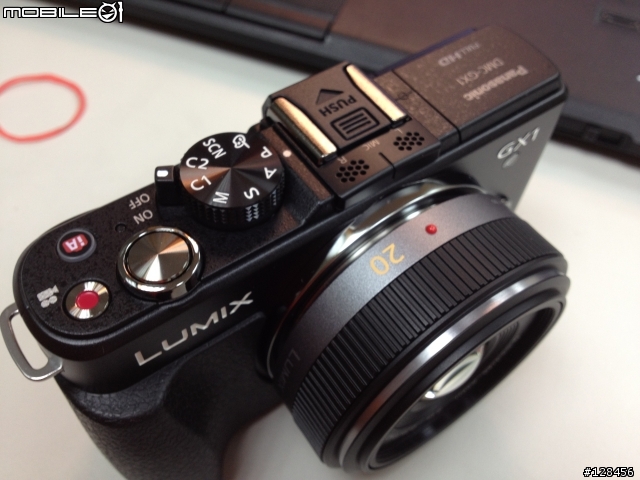 GX1+20mm f1.7  怪事發生，LCD成像有黑影？煩請高手釋疑，感恩~ (已解決)