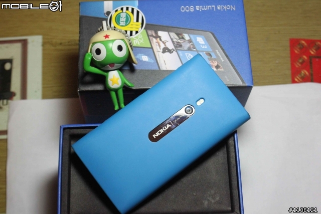 【開箱】新春開工歡樂開箱~ Nokia Lumia 800!!!!