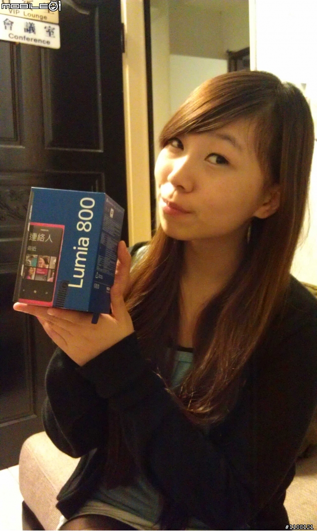 【開箱】新春開工歡樂開箱~ Nokia Lumia 800!!!!