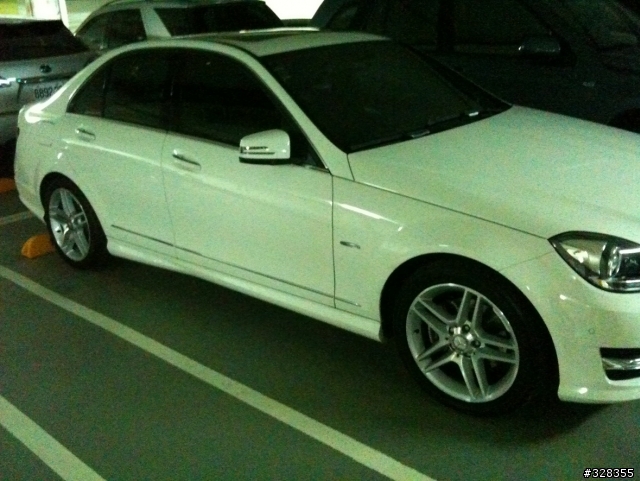 W212 E250 2012 Model 開箱,用 iPhone 3GS 照的,抱歉,畫質很差,改天再用 D90 補拍