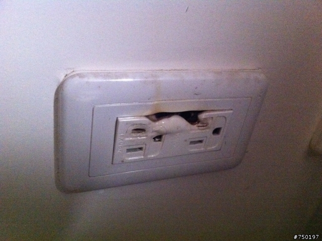 APPLE充電插座自燃