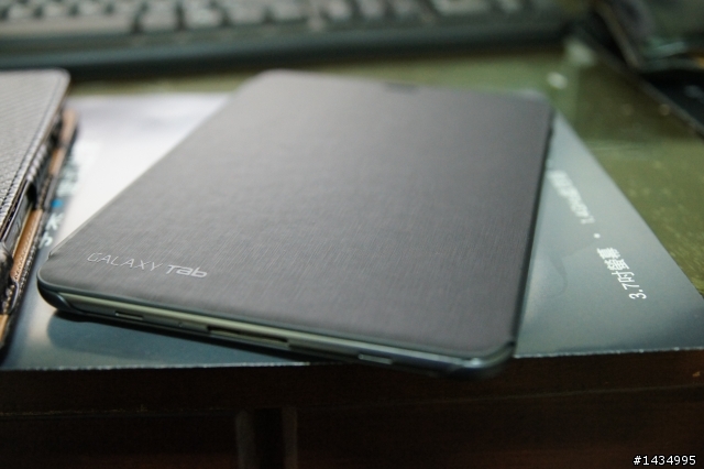 今天買到了Samsung GALAXY Tab 7.7 原廠書本套