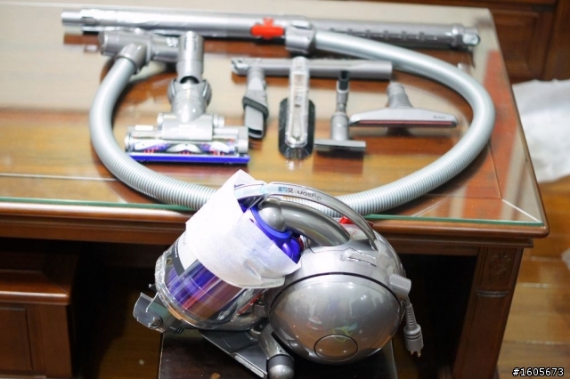 【開箱】2012第一箱 Dyson DC36 Motorhead