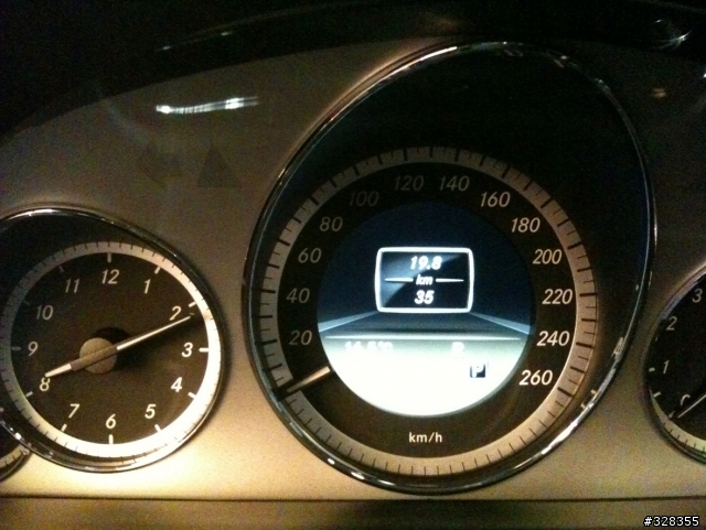 W212 E250 2012 Model 開箱,用 iPhone 3GS 照的,抱歉,畫質很差,改天再用 D90 補拍