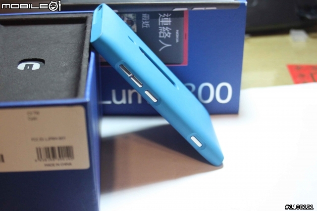 【開箱】新春開工歡樂開箱~ Nokia Lumia 800!!!!