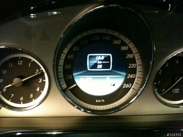 W212 E250 2012 Model 開箱,用 iPhone 3GS 照的,抱歉,畫質很差,改天再用 D90 補拍