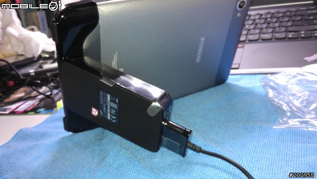 [開箱]Samsung Galaxy Tab 7.7專用Desktop Dock+BookCover