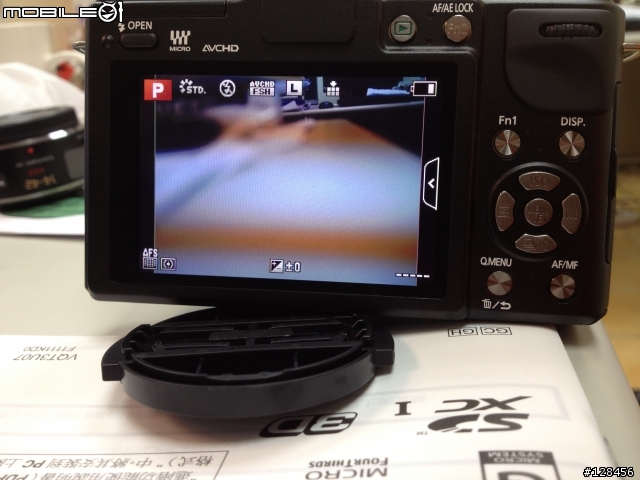 GX1+20mm f1.7  怪事發生，LCD成像有黑影？煩請高手釋疑，感恩~ (已解決)