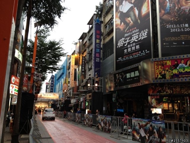 【SUV特技表演 圖多多!】參加痞子英雄首映會，看到趙又廷的英雄車！