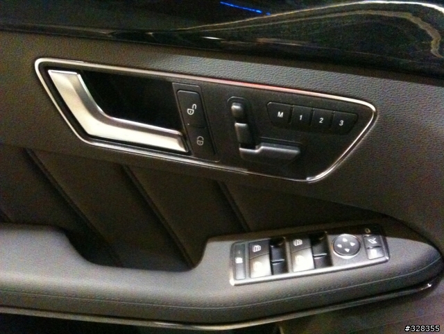 W212 E250 2012 Model 開箱,用 iPhone 3GS 照的,抱歉,畫質很差,改天再用 D90 補拍