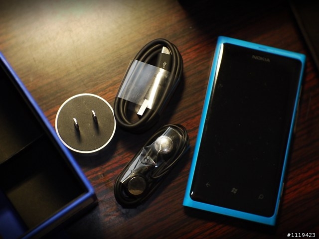 分享喜悅 ^^ 小弟Lumia 800 香噴噴開箱文