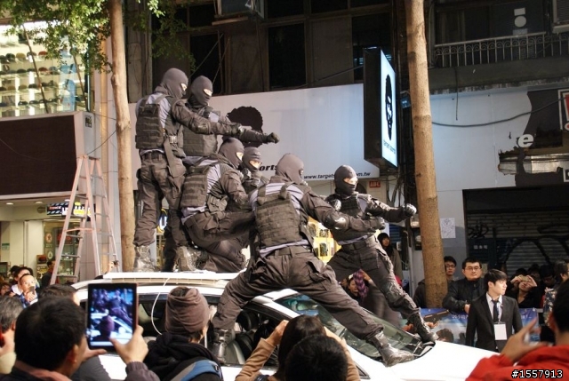 【SUV特技表演 圖多多!】參加痞子英雄首映會，看到趙又廷的英雄車！