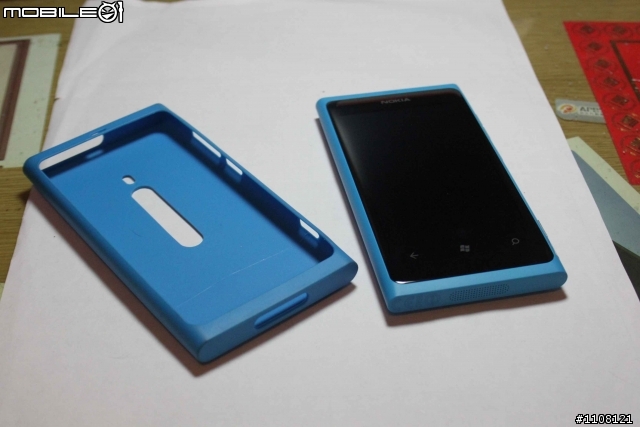 【開箱】新春開工歡樂開箱~ Nokia Lumia 800!!!!