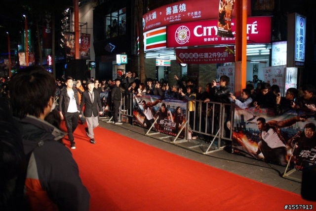 【SUV特技表演 圖多多!】參加痞子英雄首映會，看到趙又廷的英雄車！