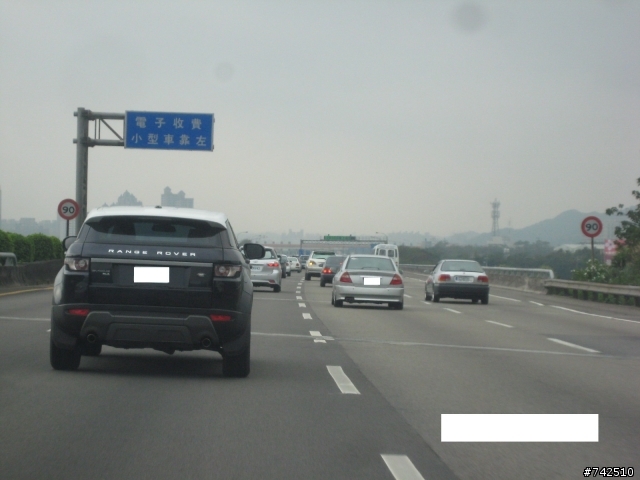 今天第一次看到掛正式牌的Evoque在跑