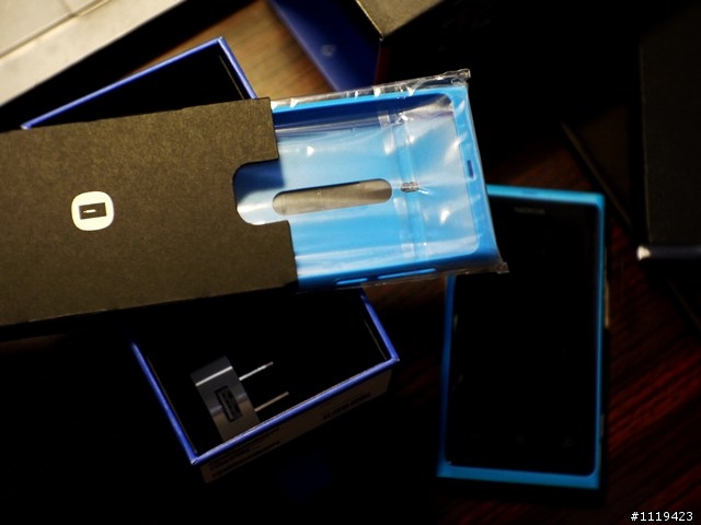 分享喜悅 ^^ 小弟Lumia 800 香噴噴開箱文
