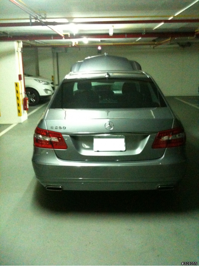 W212 E250 2012 Model 開箱,用 iPhone 3GS 照的,抱歉,畫質很差,改天再用 D90 補拍