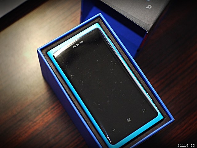 分享喜悅 ^^ 小弟Lumia 800 香噴噴開箱文