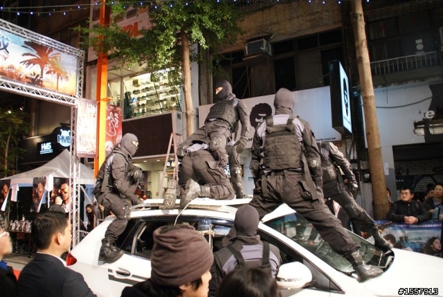 【SUV特技表演 圖多多!】參加痞子英雄首映會，看到趙又廷的英雄車！