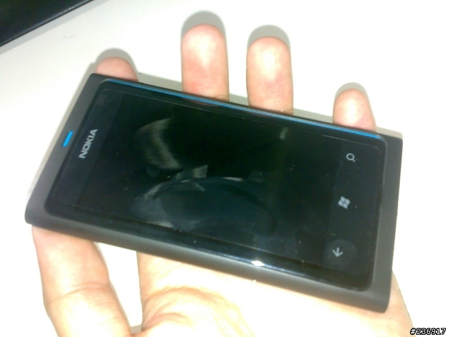 LUMIA 800 黑色原廠果凍套入手