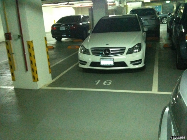 W212 E250 2012 Model 開箱,用 iPhone 3GS 照的,抱歉,畫質很差,改天再用 D90 補拍