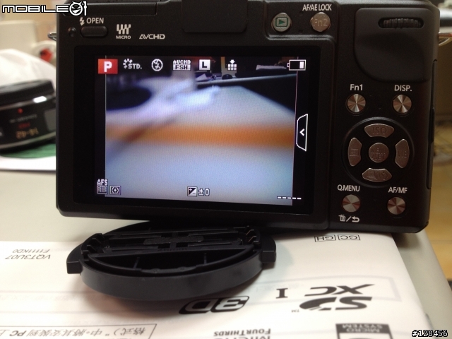 GX1+20mm f1.7  怪事發生，LCD成像有黑影？煩請高手釋疑，感恩~ (已解決)